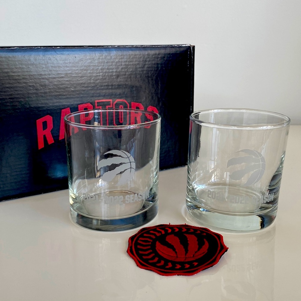 Raptors commemorative glasses for the 2021-22 basketball season & Raptors patch
